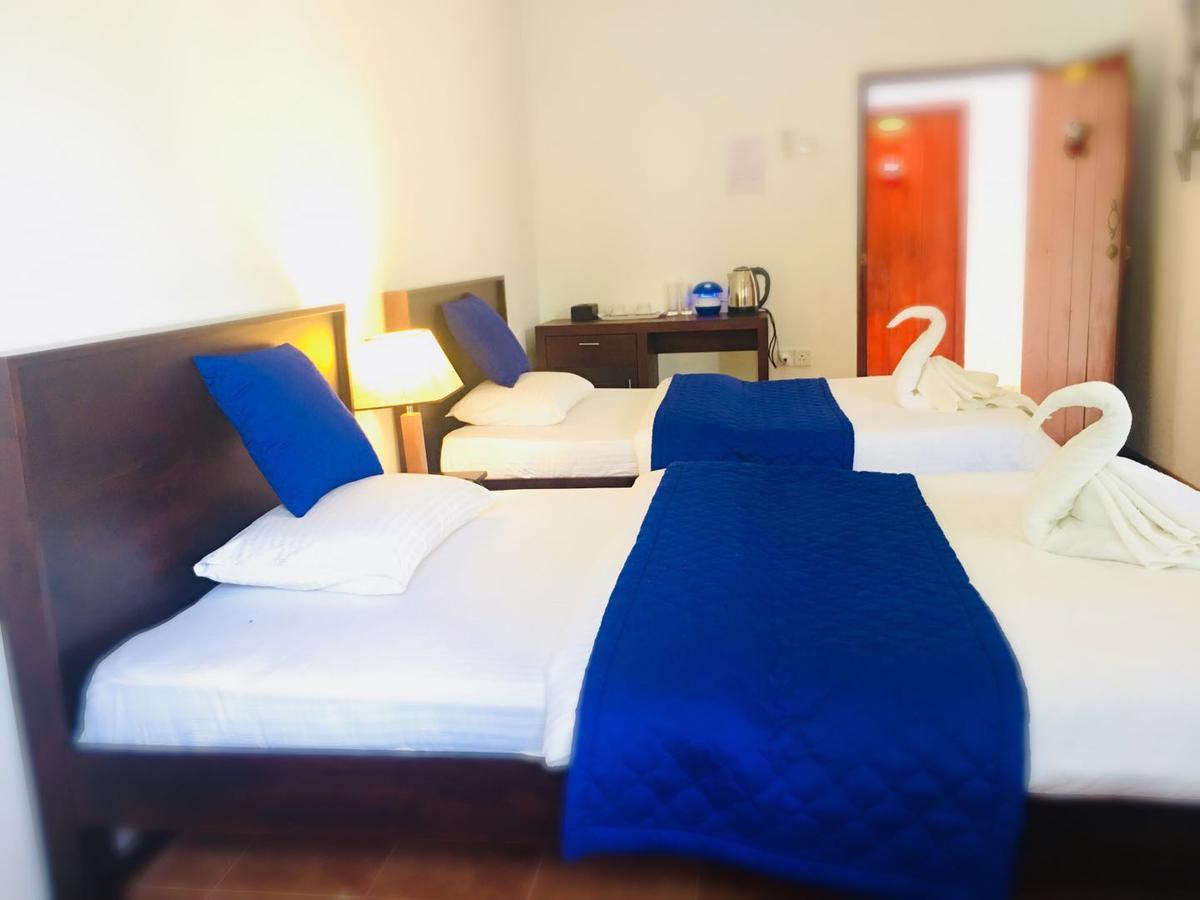 Blue Whale Holiday Hotel Mirissa Cameră foto